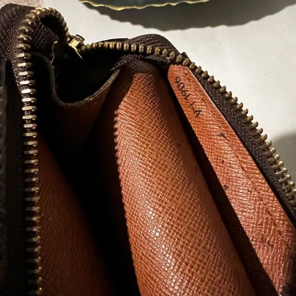 Louis Vuitton shoulder bag.SOLD - Picture 4 of 7